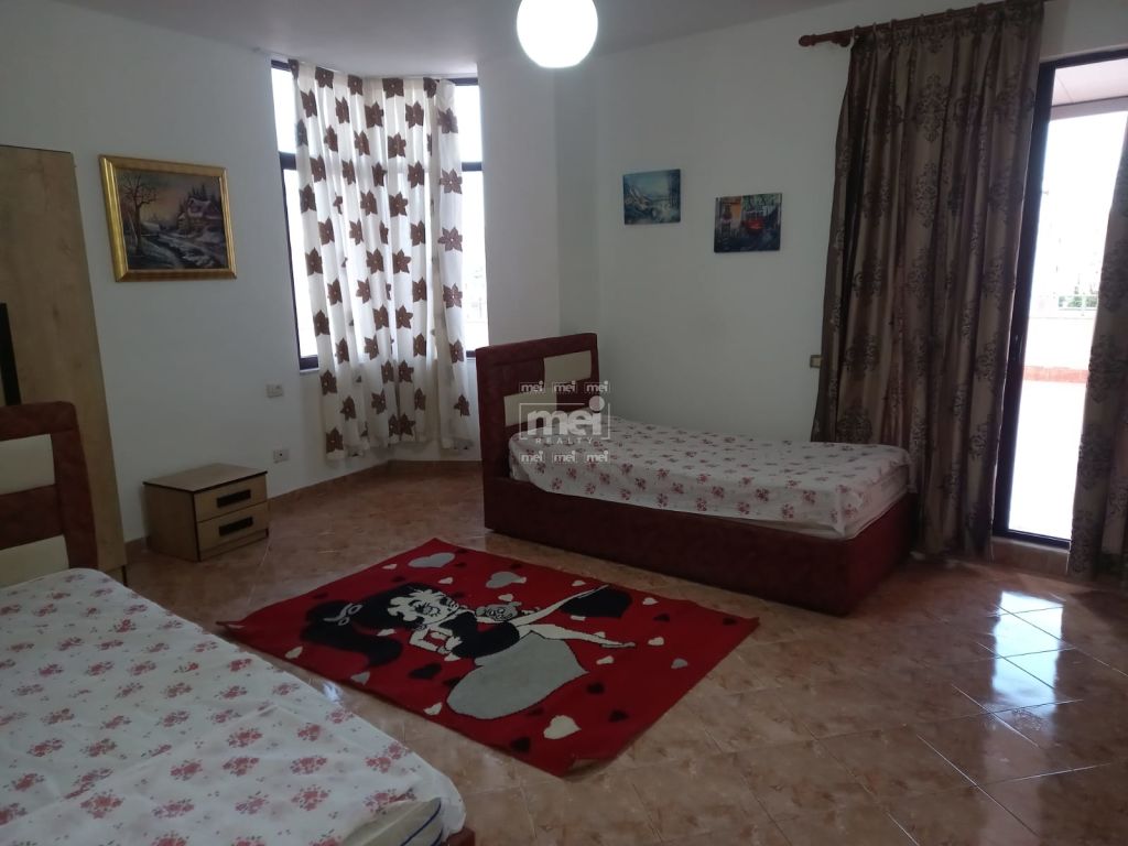 JEPET ME QIRA APARTAMENT 2+1 PRANE SHKOLLES DY GJELAT!